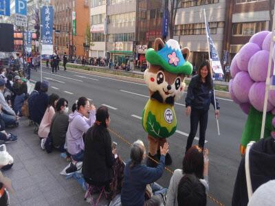 信玄公まつりで観客とふれあうなるシカくんの写真