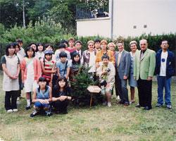 鳴沢村の中学生、高校がセリエールの一般家庭を訪問した様子の写真