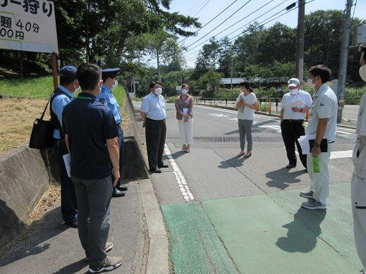 学校・道路管理者・警察等の関係者の方達が集まり話し合っている様子の写真