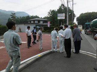 駐車場の出入り口付近を点検する様子の写真