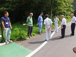 歩道が狭くなるあたりの点検の様子の写真