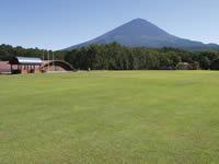 広々とした広場の奥に富士山が眺める鳴沢村活き活き広場の写真