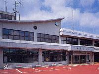 鳴沢村役場の外観の写真