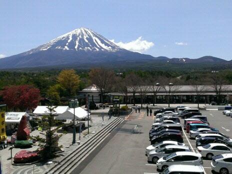 富士山を眺望できる道の駅なるさわ駐車場付近の写真