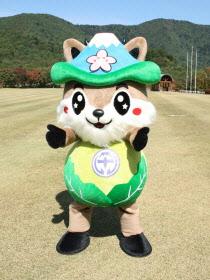 鳴沢村マスコットキャラクター「なるシカくん」着ぐるみの写真