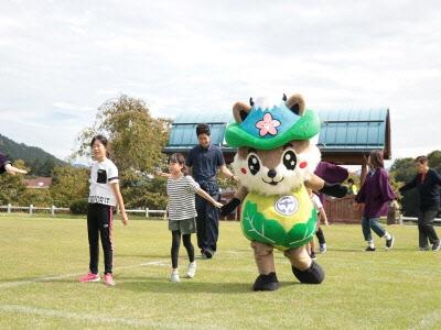 こどもたちっと鳴沢音頭を踊るなるシカくんの写真