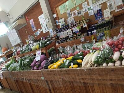 新鮮な高原野菜やお土産が並ぶ、JA道の駅物産館の内観の様子の写真