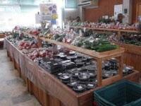 新鮮な野菜がたくさん並ぶ物産館内の写真