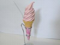 淡いピンク色のフジザクラソフトクリームの写真