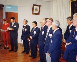 鳴沢村議会議員方がセリエール村の郡長の方々に姉妹村として挨拶している様子の写真