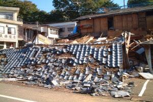 地震で倒壊した家屋の様子の写真