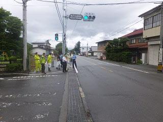 交差点の車道を確認する関係者の方達の写真