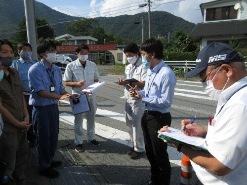 関係者の方達が集まり報告しあう様子の写真