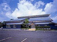 青い建物である鳴沢村武道館の写真