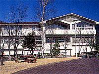 白い3階建ての建物な富士北麓勤労青年センター の写真