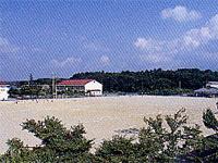 鳴沢村民体育館の近くにある広い鳴沢スポーツ広場の写真