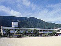2階建ての白い校舎とグラウンドが写っている鳴沢村立鳴沢小学校の写真